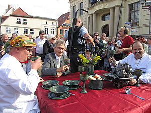 Fernsehkoch Johann Lafer verkostet Teterower Hechtsuppe Foto Koch