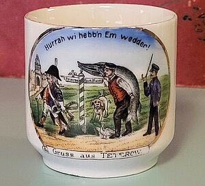 Souvenirtasse mit Motiv der Teterower Hechtsage, nach 1900 © Stadtmuseum Teterow (Meike Jezmann)