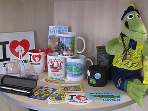 Souvenirangebot in der Tourist-Information