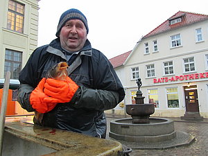 Fischer am Hechtbrunnen Teterow Foto Koch