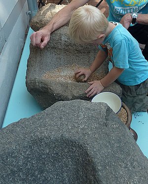 Mehlmahlen in einer Trogmühle (© Meike Jezmann)